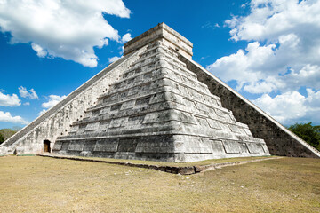 Fototapeta na wymiar Landscape of the Temple of Kukulcan of the Chichen Itza archaeological site, Yucatan, Mexico