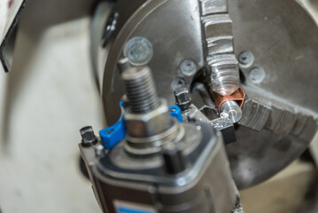 Metallbearbeitung mit Drehbank - Nahaufnahme