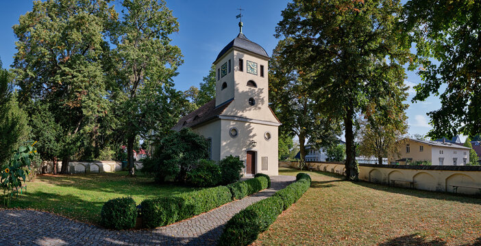 Kirchhof und denkmalgesch&uuml;tzte Dorfkirche Berlin-Kladow - Panorama aus 8 Einzelbildern
