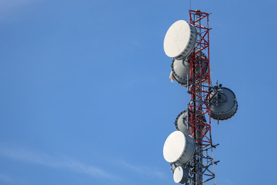 Microwave backhaul antennas on communication tower