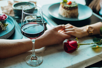 COPA DE VINO Y ROSA DE FODO CON PAREJA MANOS