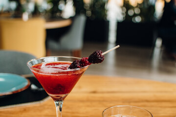BEBIDA ROJA MIXOLOGÍA 
