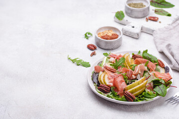 Salad with pear, prosciutto and nuts