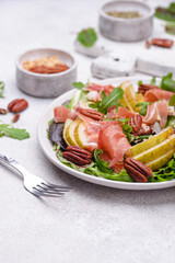 Salad with pear, prosciutto and nuts