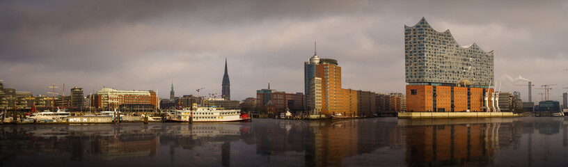 Panorama of the Hamburg skyline with reflection