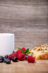 desayuno de pan con café y fruta