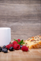 desayuno de pan con café y fruta