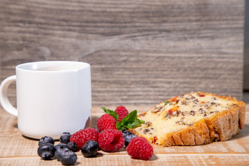 desayuno de pan con café y fruta