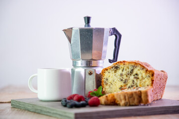 café, pan y frutos del bosque