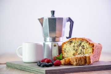 café, pan y frutos del bosque