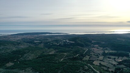 Fototapeta premium vue aérienne des Corbières et des Pyrénées avec le Canigou