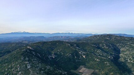 Obraz premium vue aérienne des Corbières et des Pyrénées avec le Canigou