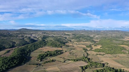 Fototapeta premium Survol des corbières maritimes et des vignes