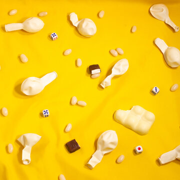 Celebraci&oacute;n Cumplea&ntilde;os globos chocolate juego caramelos sobre fondo amarillo