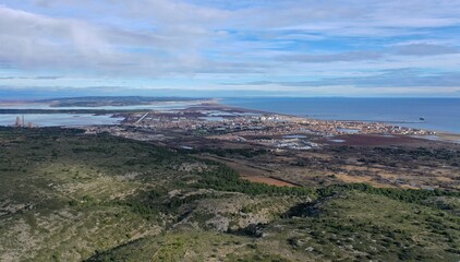 Fototapeta premium survol des corbières maritimes et du parc naturel de la narbonnaise