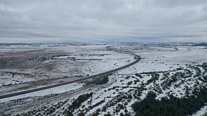 survol l'hiver du plateau du Larzac sous la neige