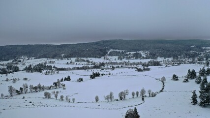 Survol de l'Auvergne sous la neige