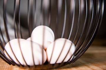 huevos en canasta de metal