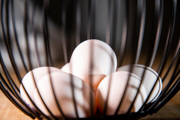 huevos en canasta de metal