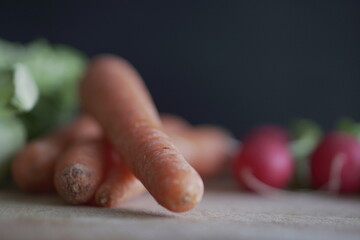 Verduras frescas con fondo negro detràs 