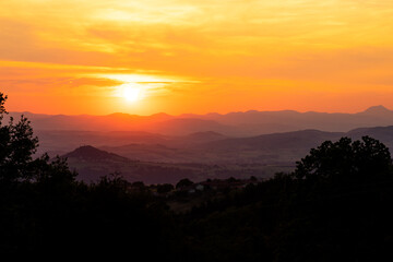Coucher de soleil sur les volcans d'Auvergne, Massif Central, France