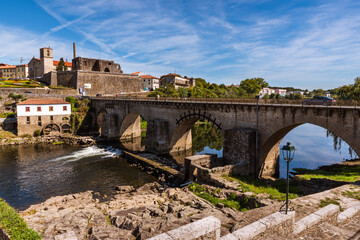 Fototapeta na wymiar old bridge over the river, Barcelos Portugal