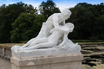 Obraz premium Very old sculpture of an embracing couple in white marble