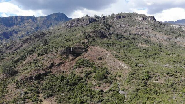Hermosa toma a&eacute;rea de las monta&ntilde;as, bosques naturaleza y r&iacute;os del pueblo de G&uuml;ic&aacute;n en el departamento de Boyac&aacute; Colombia.