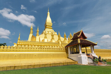 Fototapeta premium Pha That Luang Vientiane, Laos. That-Luang Golden Pagoda in Vientiane, Laos. Pha That Luang at Vientiane. Blue sky backgroung beautibul.