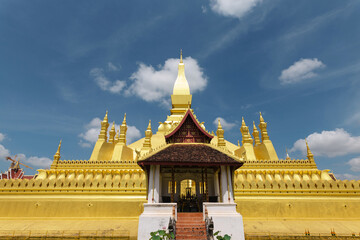 Fototapeta na wymiar Pha That Luang Vientiane, Laos. That-Luang Golden Pagoda in Vientiane, Laos. Pha That Luang at Vientiane. Blue sky backgroung beautibul.