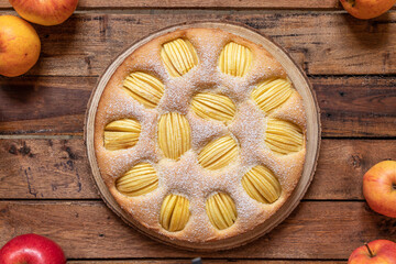 frisch gebackener Kuchen mit eingeschnittenen Äpfeln in Vierteln aus einer Springform zur...