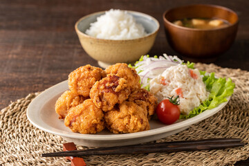 こんがりキツネ色の若鶏の唐揚げ