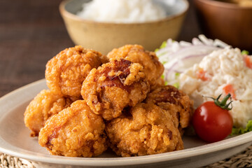 こんがりキツネ色の若鶏の唐揚げ