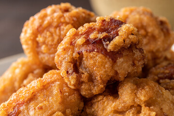 こんがりキツネ色の若鶏の唐揚げのアップ