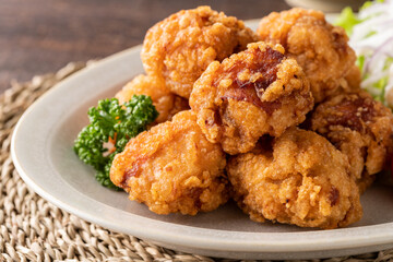 こんがりキツネ色の若鶏の唐揚げのアップ