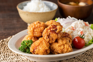 こんがりキツネ色の若鶏の唐揚げ