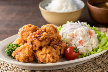 こんがりキツネ色の若鶏の唐揚げ