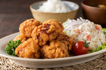 こんがりキツネ色の若鶏の唐揚げ