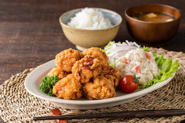 こんがりキツネ色の若鶏の唐揚げ