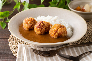 こんがりキツネ色の唐揚げカレー