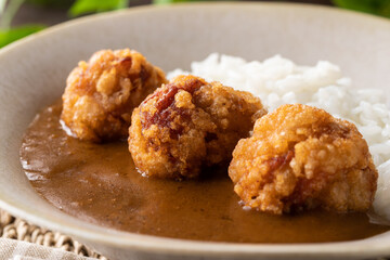 こんがりキツネ色の唐揚げカレー