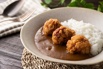 こんがりキツネ色の唐揚げカレー