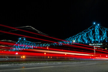 Fototapeta na wymiar puente iluminado y velocidad