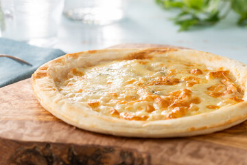 爽やかな背景で撮影された、ピッツァクワトロフォルマッジ