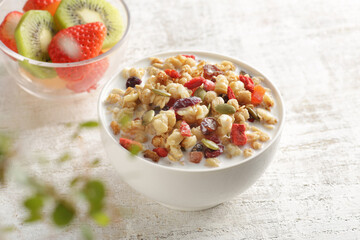 ミルクを注いだ朝食のシリアルやフレークと果物