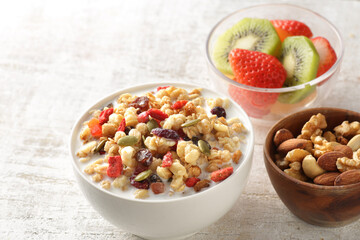 ミルクを注いだ朝食のシリアルやフレークと果物