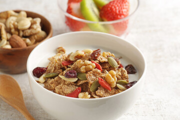 ヨーグルトを注いだ朝食のシリアル食品