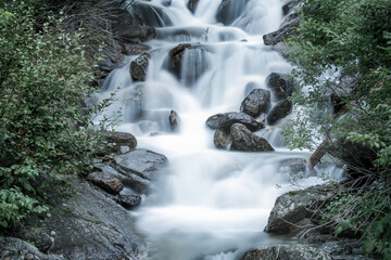 Fototapeta premium Eine Langzeitbelichtung eines Wasserfalles in den Südtiroler Alpen.