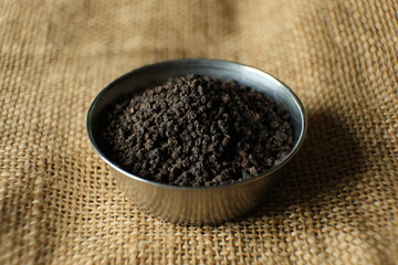 Fototapeta na wymiar 紅茶の茶葉。アッサムCTC。Assam CTC, tea leaves on a tablecloth