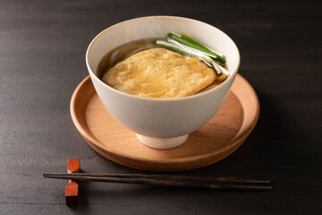 ほんのり湯気の立つ、温かいきつねうどん